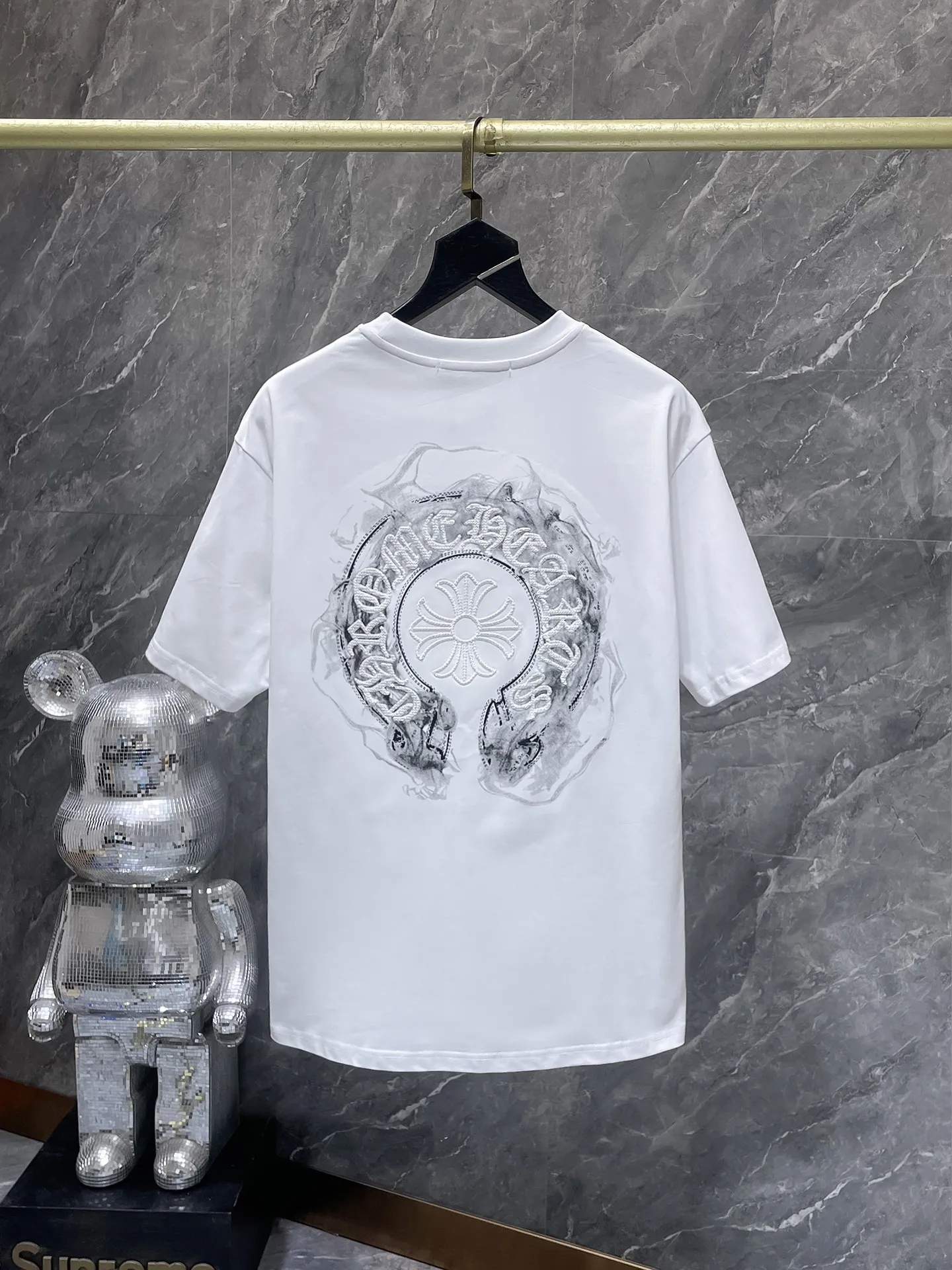 P166 New Chrome Hearts 25ss for summer. High-weight, environmentally friendly and high-quality top-grade fabric. 280g. Crocodile Sanskrit cross embroidery. Hand-painted short-sleeved. Vacuum embroidery method! Heavy embroidery! ! ! Tens of thousands of needles! ! Counter synchronization 1:1 replica version Recommended color: black white Code number: S, M, L, XL